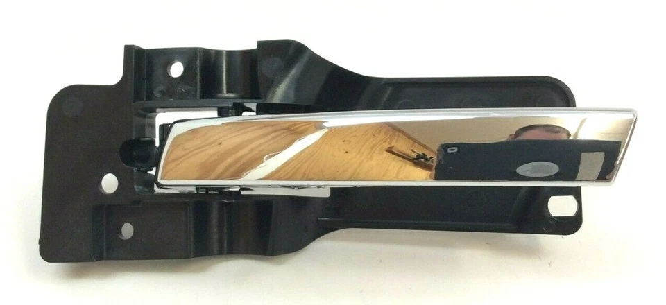 Dodge Grand Caravan 2011-2020 manija de puerta cromada interior del lado del conductor delantero OEM Foto 2 de 3