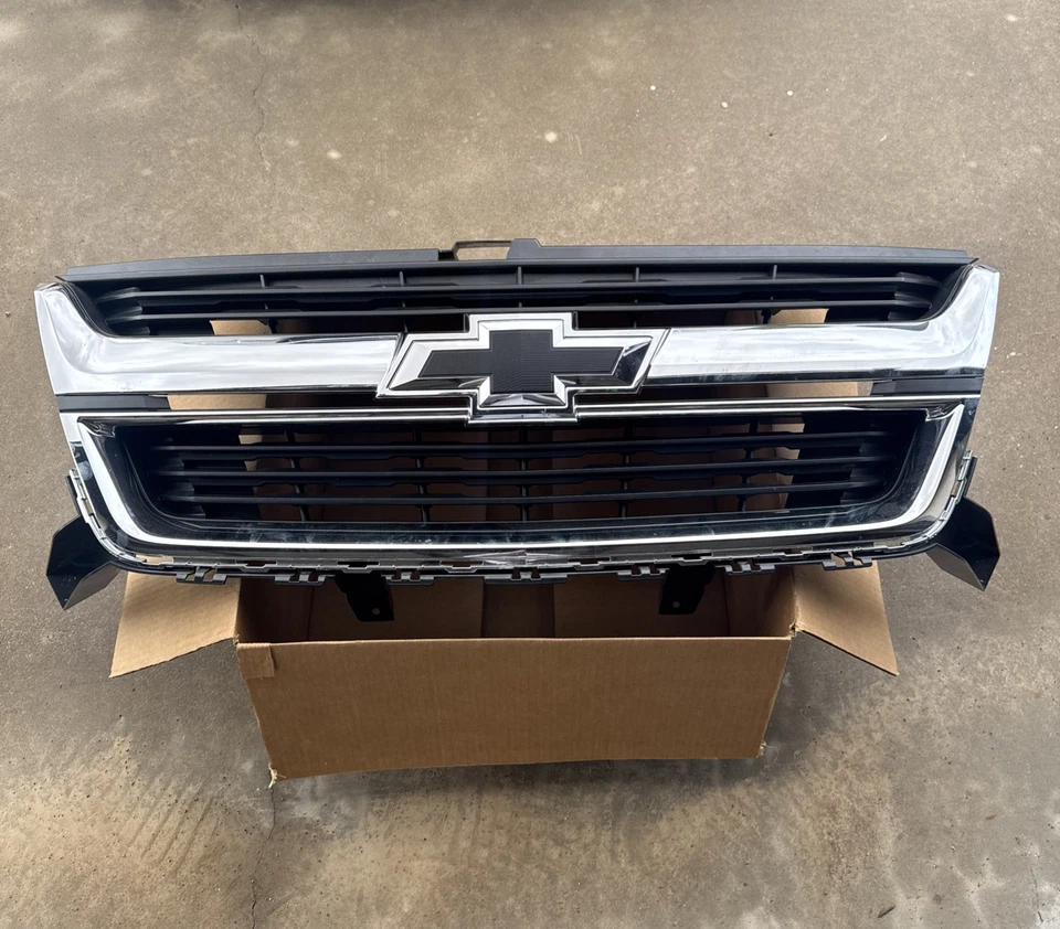 Conjunto de rejilla de radiador cromado GM 84408363 OEM Chevrolet Colorado 2015-2020 Foto 2 de 4