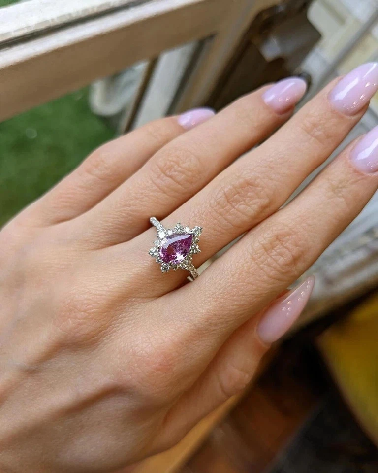 Anillo de compromiso de oro blanco sólido de 14 k con zafiro rosa natural y diamante talla pera de 4 quilates Foto 3 de 4