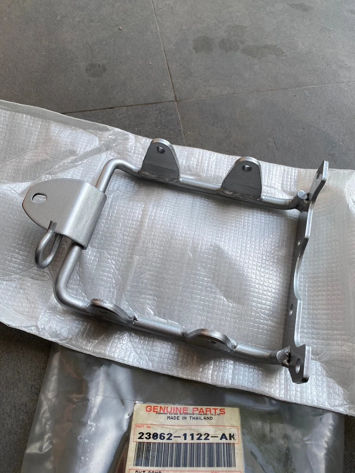 川崎 GTO KH110 KH125 头灯支架 NOS 23062-1122-AK — 第 2/4 张图片