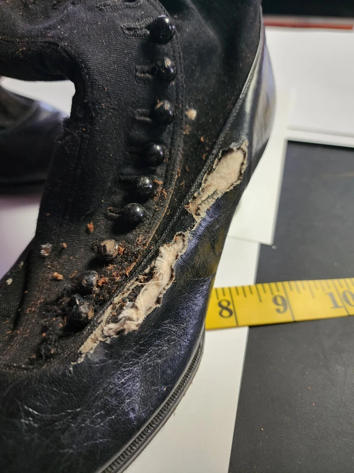 Botas victorianas antiguas del siglo XIX de cuero negro con botones marca "Lujo" Foto 3 de 4