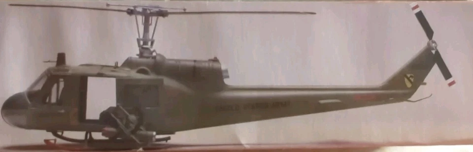 2001 Monogram 1:24 Bell Huey Gunship #85-4675 -Open Box SEALED Bags - Image 3 of 4