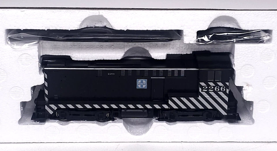 Stewart 4842 Baldwin DS-4-4-1000 Santa Fe Railroad Cab #2266 HO Scale Kit Train - Image 2 of 4