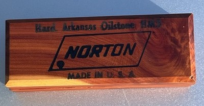 Vtg Norton Hard Ark. Oilstone HM3 Pocket Sharpening Stone Cedar Box Near Mint