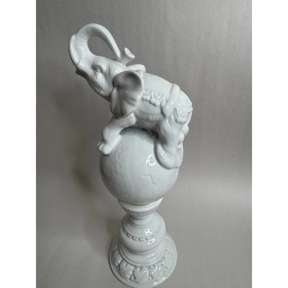 Estatuilla circo pedestal sobre bola elefante de cerámica blanca real de París Foto 4 de 4