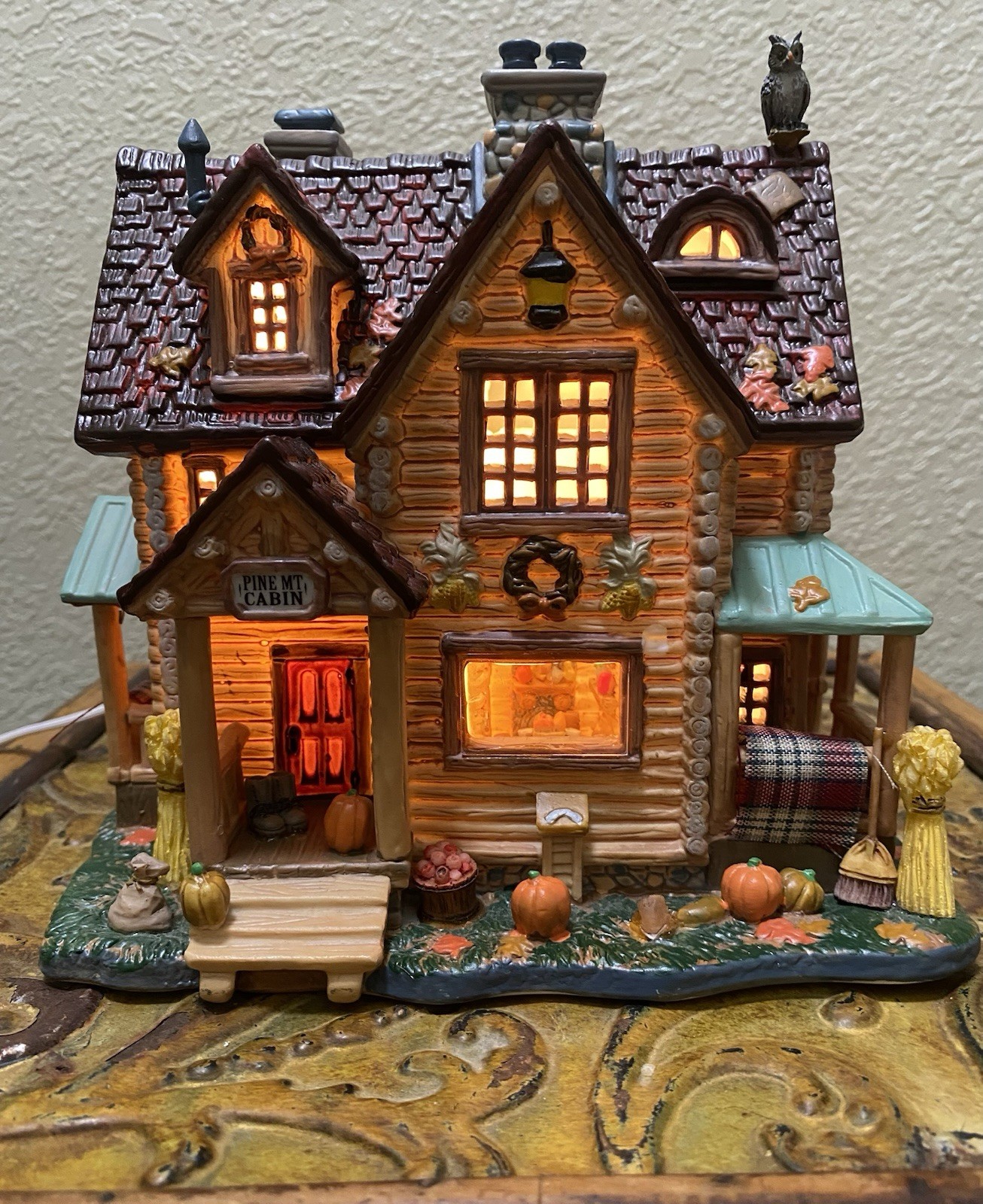 Lemax Autumn Harvest Village Pine MT. Cabin Retired Lighted Village Collectable