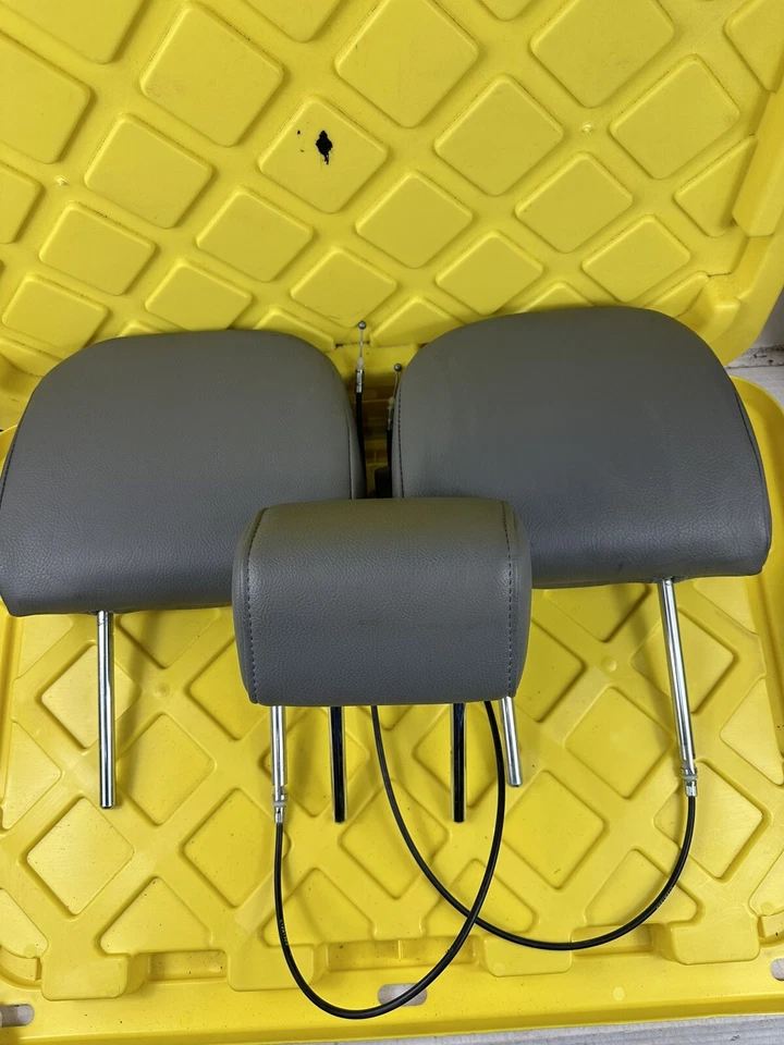 13 17 JUEGO REPOSACABEZAS ASIENTO TRASERO TOYOTA SEQUOIA LIMITED TERCERA FILA PAR CUERO GRIS Foto 3 de 4