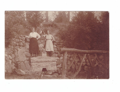 Foto Ak 2 Frauen an der Spiegelquelle Möllensee Brandenburg um 1920