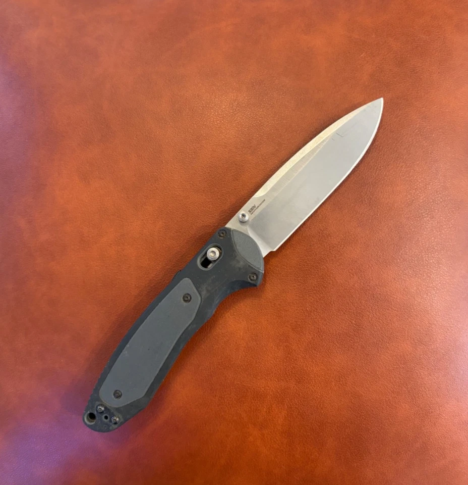 Faca de bolso dobrável Benchmade Boost 590 - SV30 lâmina cabo de borracha cinza - Imagem 2 de 4