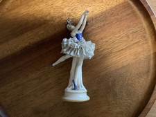 Porzellanfigur Tänzerin Im Tüllkleid, 13 Cm .Aufwendig gemacht, Von Sitzendorf.