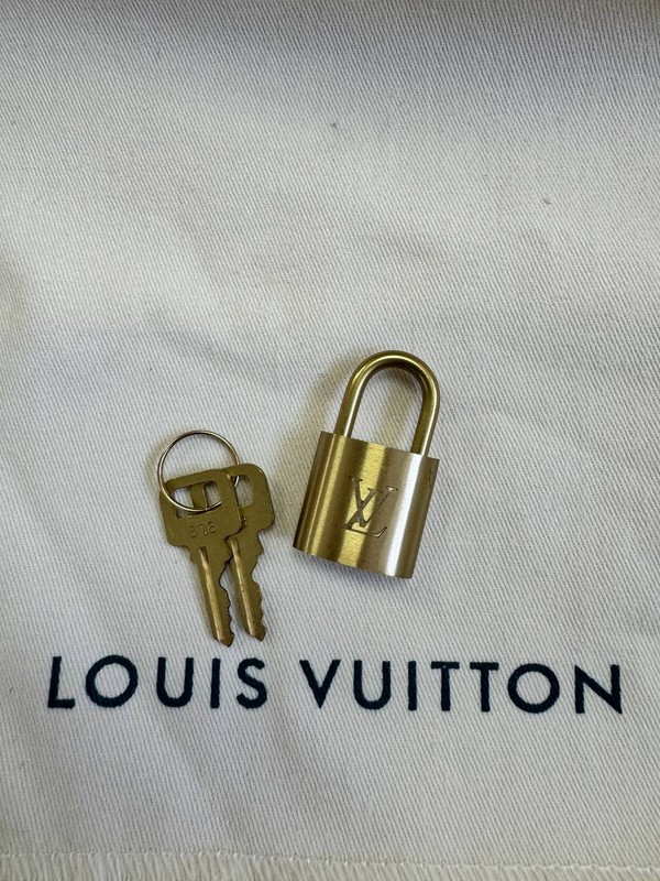 P05【希少】LOUIS VUITTON★ネクタイピン ゴールド24k Louis Vuitton PadLock Gold Lock 2 Key Brass Number 318 | eBay