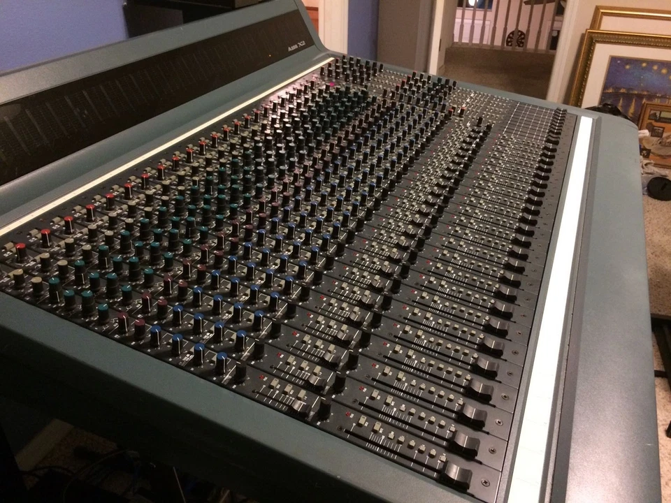 Consola de mezcla estéreo analógica Alesis X2 24 canales 8 bus Foto 4 de 4