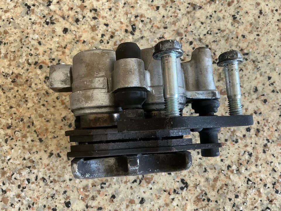 Kawasaki Ninja 250R суппорт переднего тормоза EX250 с колодками от оригинального производителя 2004-2012 годов выпуска - Изображение 2 из 4