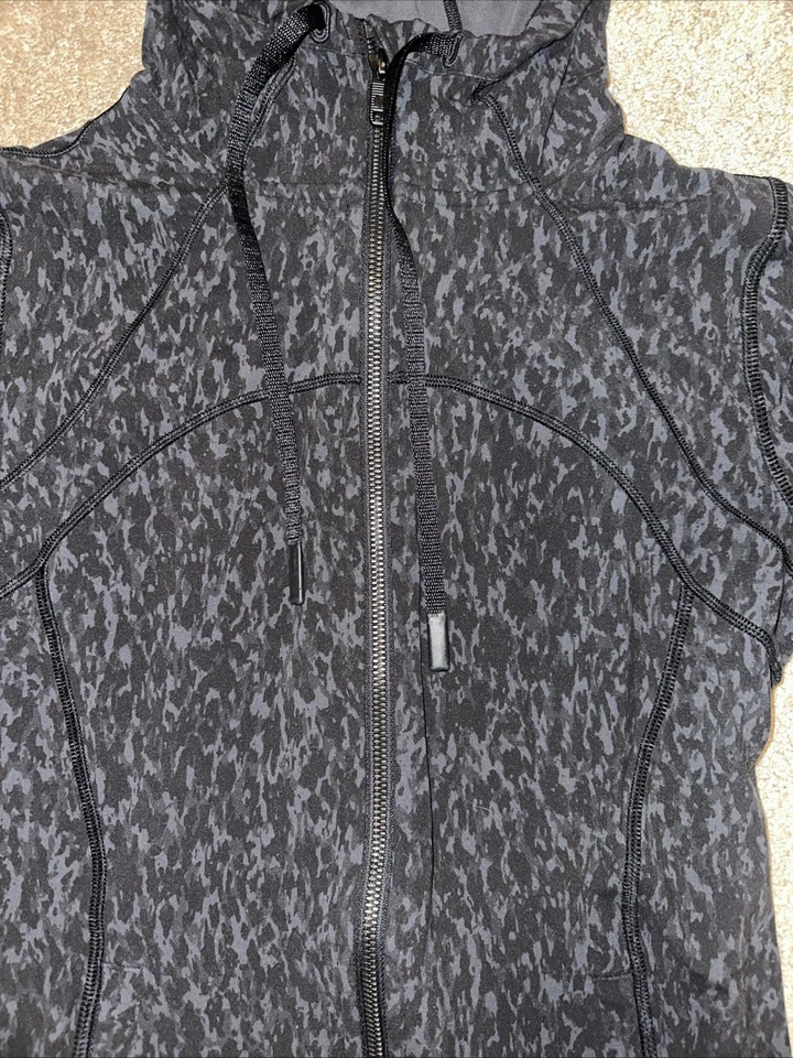 Jaqueta Lululemon Define com Capuz Tamanho 8 Grafite Cinza Leopardo Estampa Acampamento Nulu Excelente Estado Usado - Imagem 3 de 4
