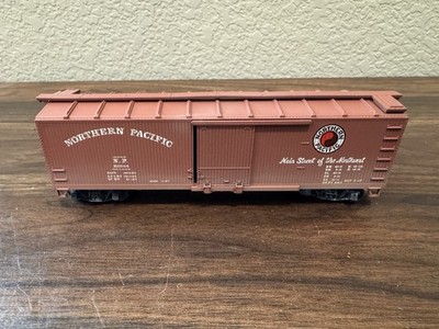 TM HO Scale Northern Pacific (NP) 40  Box Car w/Sprung Trucks, MWs & KDs
