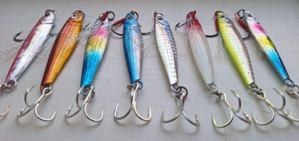 Señuelos de Pesca de Agua Salada - Multipack de 8 Colores MEZCLADOS + Caja de Señuelos de Pesca Foto 2 de 4