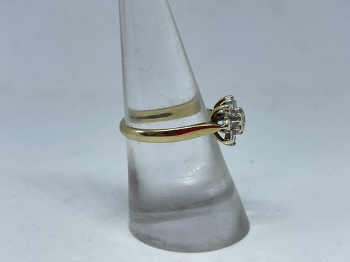 ANELLO 9 CT ORO GIALLO E BIANCO 9 CARATI DIAMANTE A GRAPPOLO ILLUSIONE SET 2,7 G O 1/2 - Foto 5 di 5