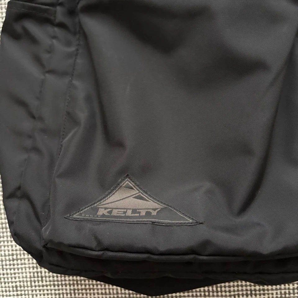 Mochila de montaña de mesa urbana KELTY Green Label negra 20L usada Foto 2 de 4