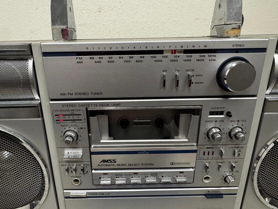 Mini sistema de componentes estéreo portátil Sanyo C-7 C7 Boombox - Foto 3 de 4