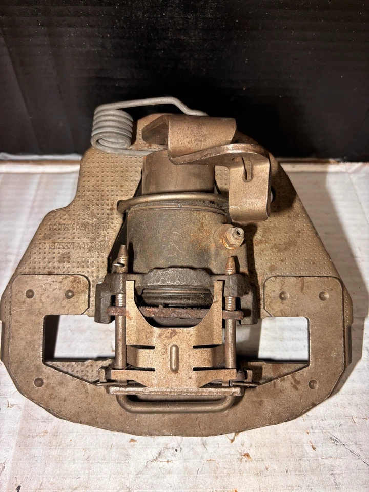 Pinza delantera Saab modelo 99 con freno de estacionamiento integrado Foto 2 de 4