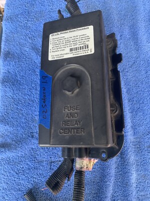 2001-2002 saturn sl2 under hood fuse /relay box 21025035