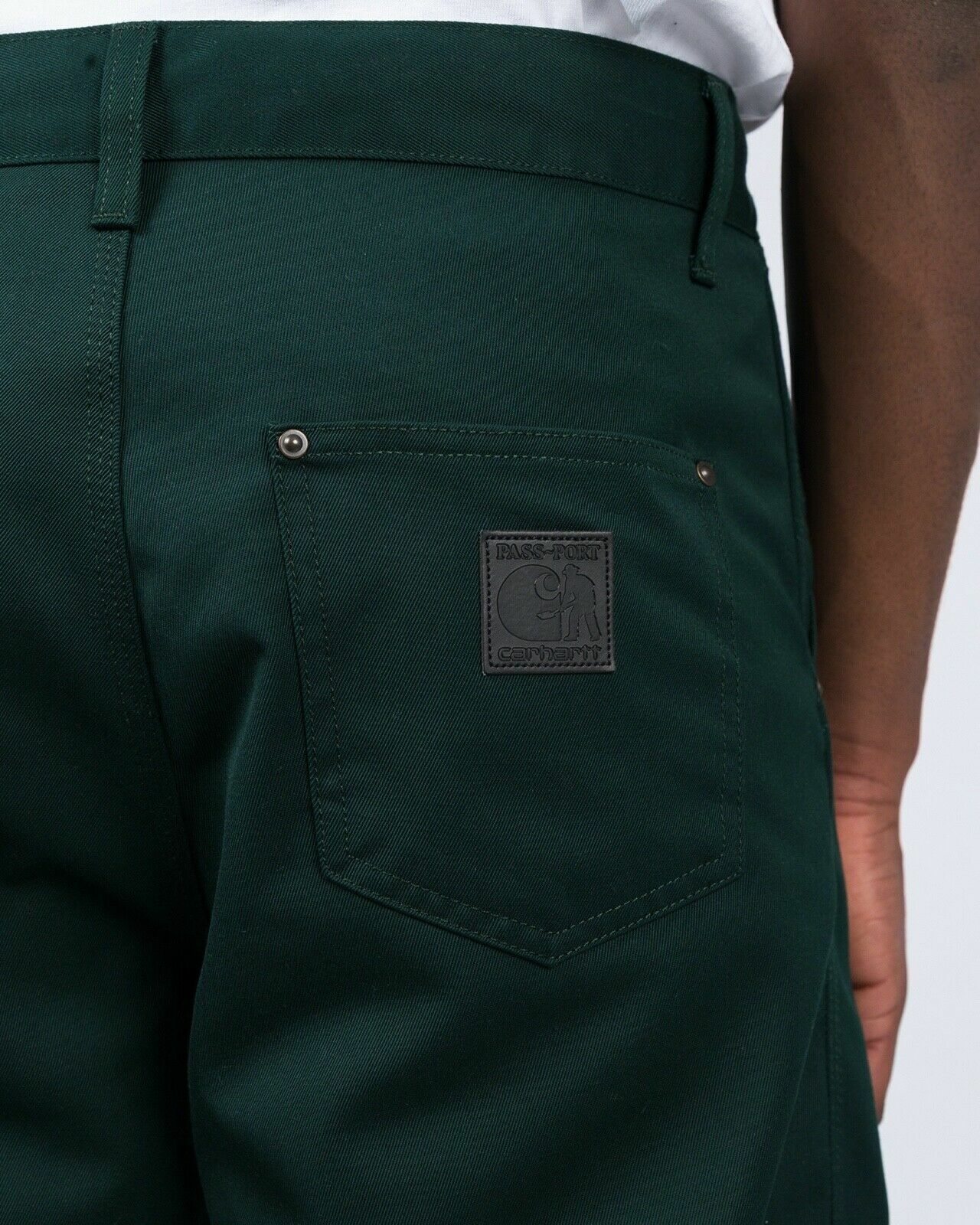 にコメント carhartt CARHARTT WIP X PASS PORT PANT Greenの にコメント