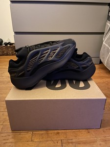 yeezy 700 size 10