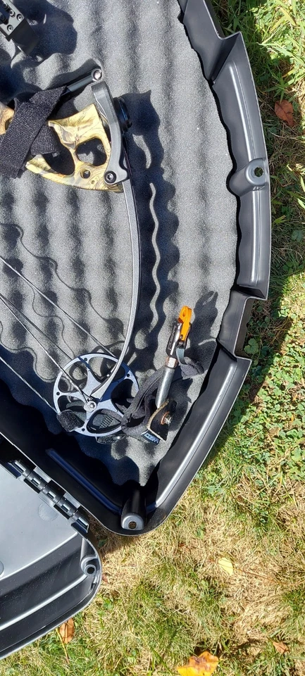 2018 PSE Stinger Left Handed with Accessories Bow and Arrow Hunting Archery - Image 3 of 4