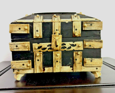Beautiful  Decorative Antique Anglo-Indian Overlay Footed Vizagapatam Box 19C 