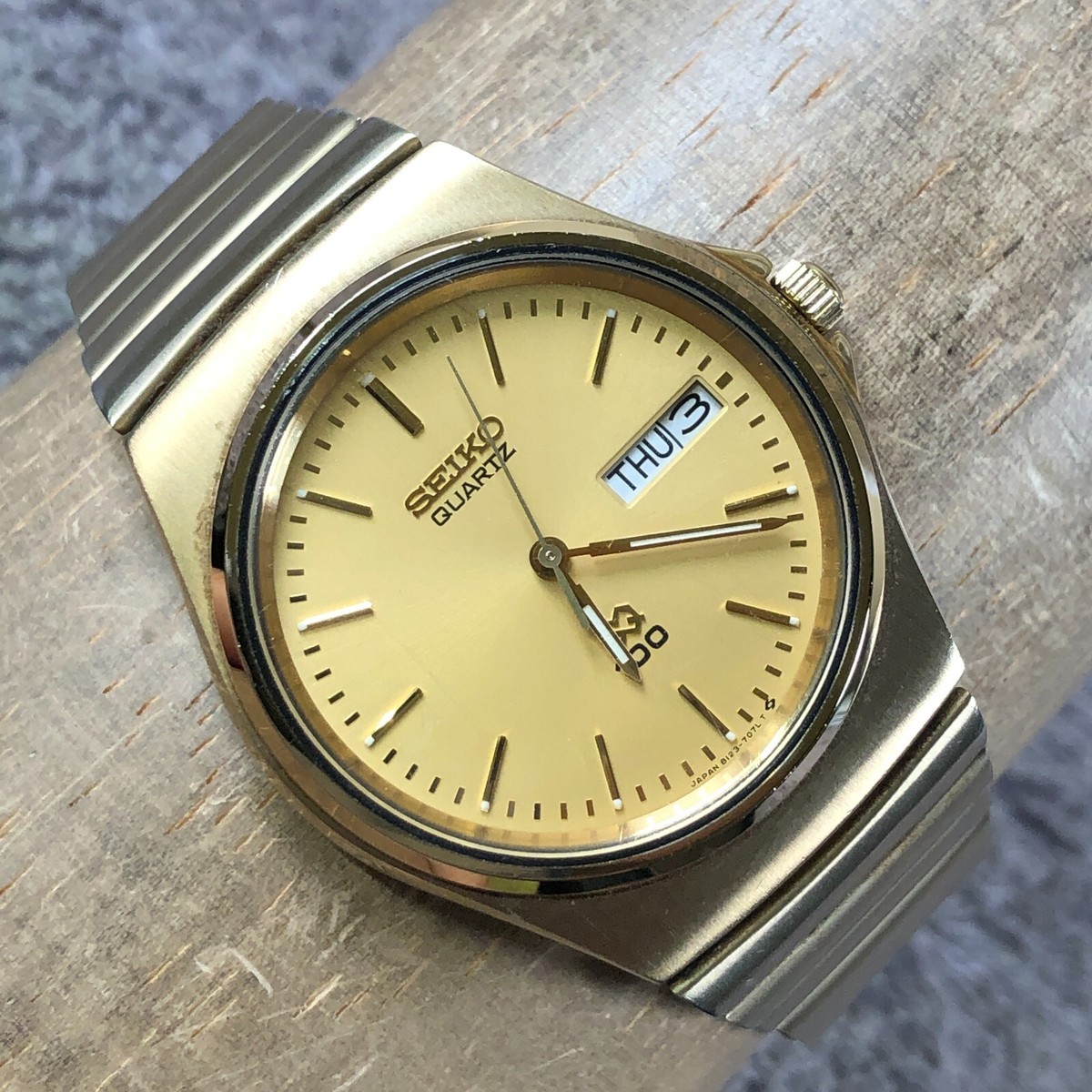 Vtg Seiko SQ 100 Men 8123-7059 Day Date Gold Tone Quartz