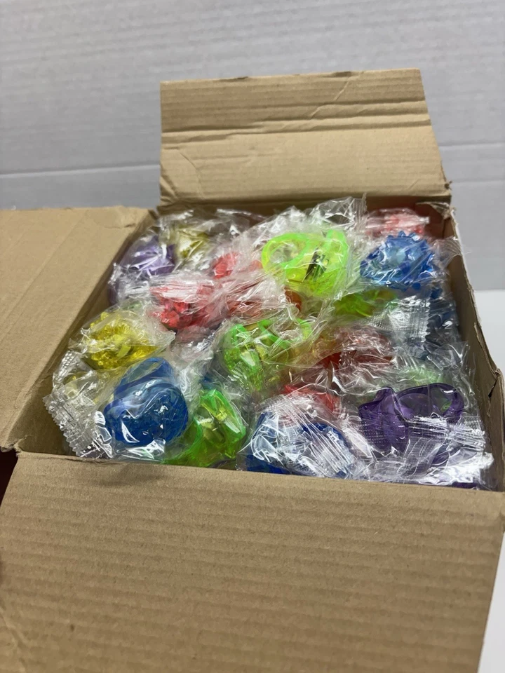 Anillos intermitentes con luz LED a granel favor de fiesta juguetes para niños colores surtidos paquete de 100 Foto 2 de 3