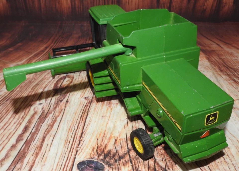 VTG ERTL Diecast Metal John Deere Titan II Combine with Grain Head 11x7x6.5" - Image 4 of 4