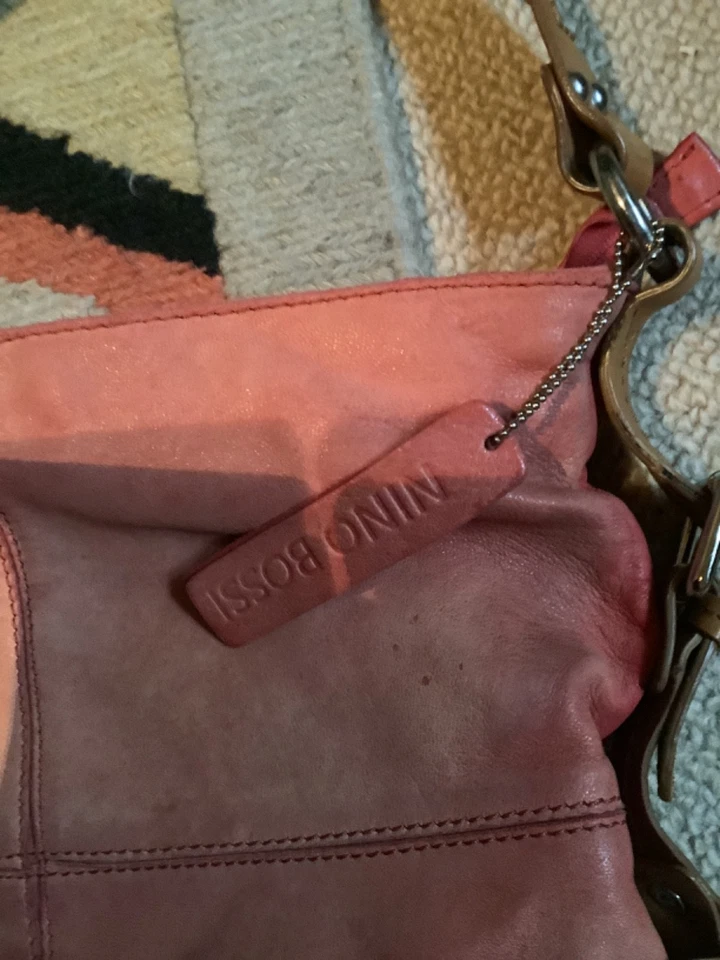 Bolso Hobo de Hombro Nino Bossi Marrón 100% Cuero Genuino Rojo  Foto 4 de 4