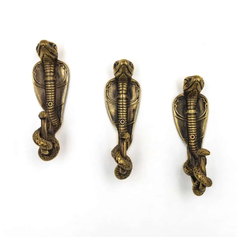 El gancho de pared 'Fairytale Cobra' es un gancho grande y resistente. Foto 4 de 4