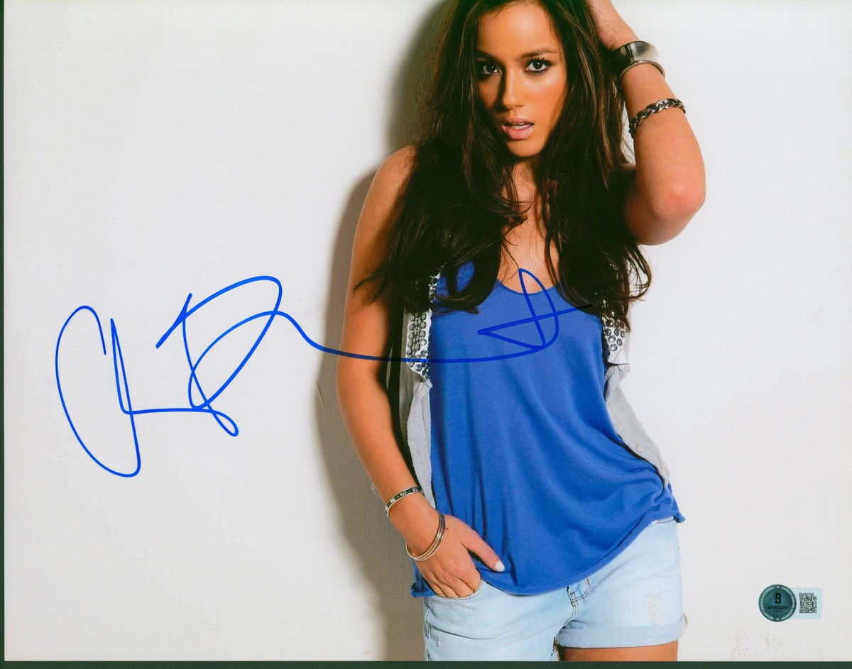 セール中…クロエ・ベネット直筆サイン入り超特大写真…Chloe Bennet… Chloe Bennet Signed Photo #1 (16x20) - Twin Cities Comics