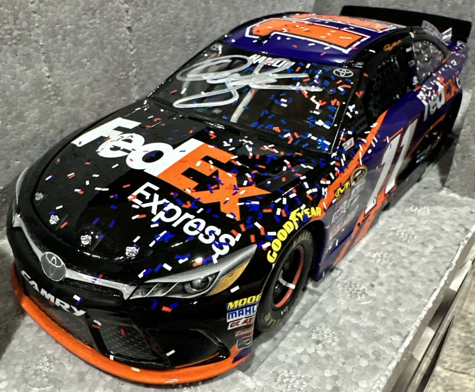Denny Hamlin 2016 1/24 FedEx Express autografiado Daytona 500 ganar acción NASCAR Foto 2 de 4