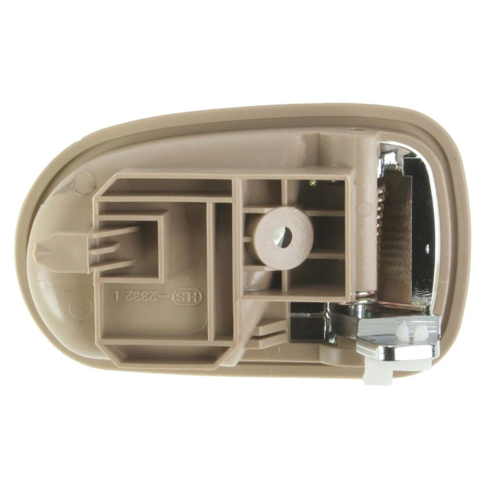 Левая внутренняя дверная ручка хромированная и светло-коричневая для Mazda Protege 1995-2003 годов выпуска - Изображение 2 из 2