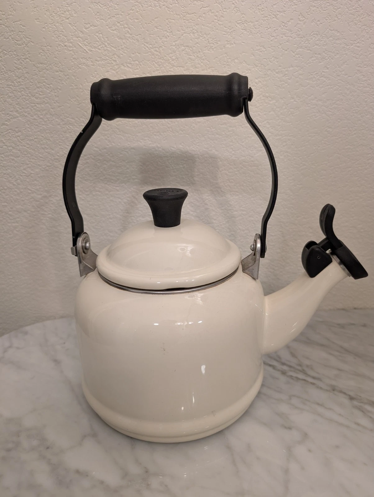 Le Creuset White Enamel Whistling Tea Kettle 1.1L/1.25Qt Whistling Spout