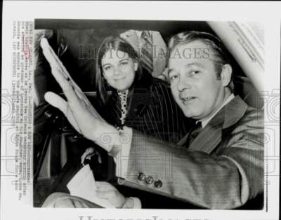 1972 Press Photo Edwin Edwards waves as he leaves New Orleans for Baton Rouge
