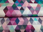 Meterware, ab 0,5 m: Baumwolldruck Geo Trian, pink-grün, 140 cm br (€ 10,00/qm)
