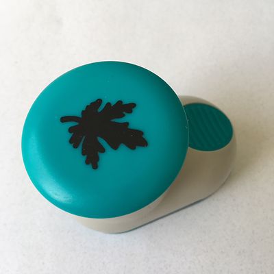 Tonic Studios ''Boot'' Easy-To-Use Punch - Fall Leaf - 910A - NEW