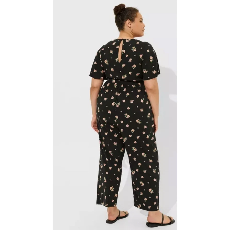 NUEVO CON ETIQUETAS $79 Mono Tórrido Elastizado Challis Manga Acampanada Negro Rosa Floral Talla 1X Foto 2 de 4