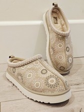NEW UGG SIZE 6 GIRLS/ WOMEN'S TAZZ SUN STITCH SLIPPERS MUSTARD SEED VIETNAM