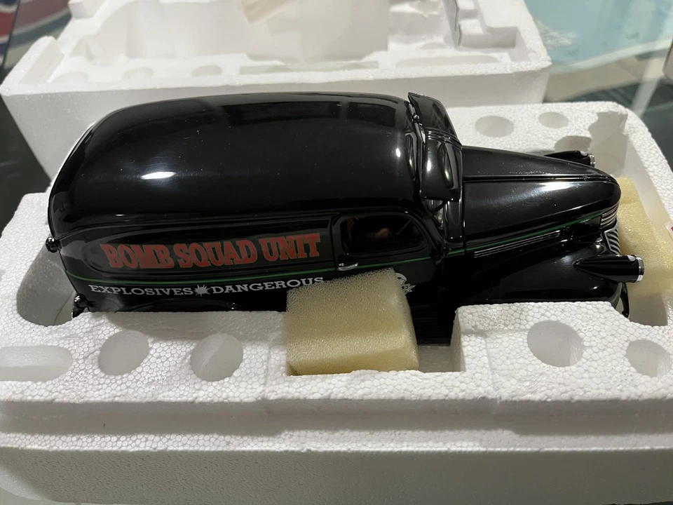 Danbury como nuevo fundido a presión: camión Chevy Bomb Squad de 1940, 1:24. Foto 4 de 4
