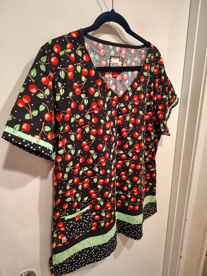 Blusa Médica Mary Englebreit Para Mujer Estampado de Cereza Talla L Enfermera Foto 4 de 4