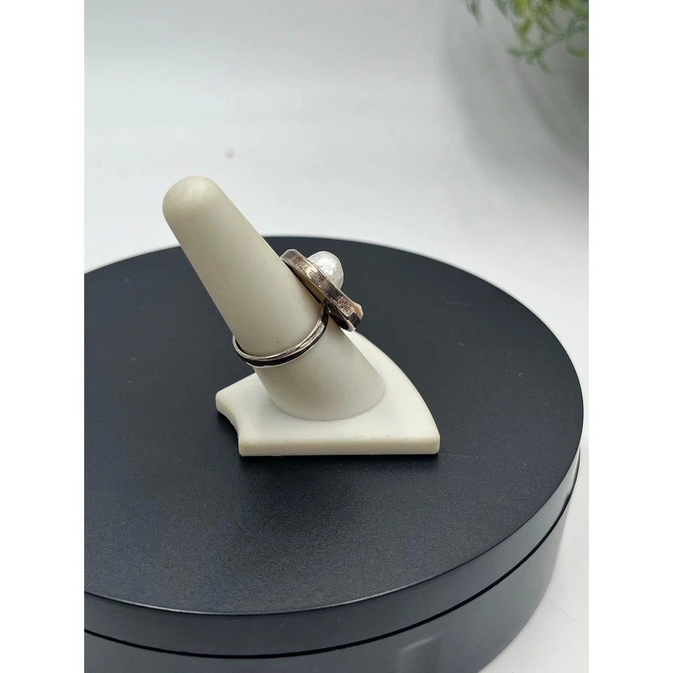 Anillo redondo de plata de ley con concha de perlas blancas naturales 8,5 Foto 4 de 4