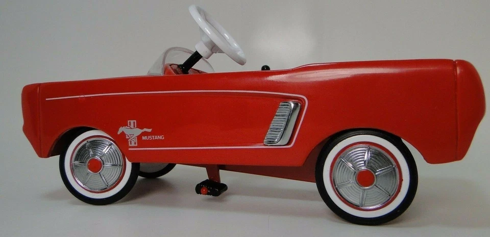Coche a pedales Mustang "demasiado pequeño para montar" modelo de carrocería de metal en miniatura Foto 2 de 4