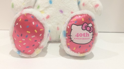 Sanrio Build A Bear Hello Kitty 40 Aniversario Peluche Confeti Sprinkles con Arco - Imagen 2 de 8