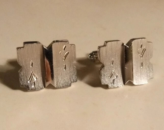 Gemelos grabados vintage de plata de ley por escudos Foto 2 de 4