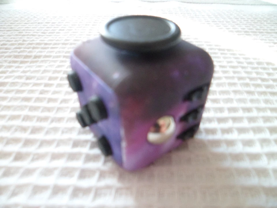 Fidget Gadget Novità Giocattoli Lotto di 3 Spinner ~ Cubo ~ Pencil Topper Nuovo Divertente Regalo - Immagine 4 di 4